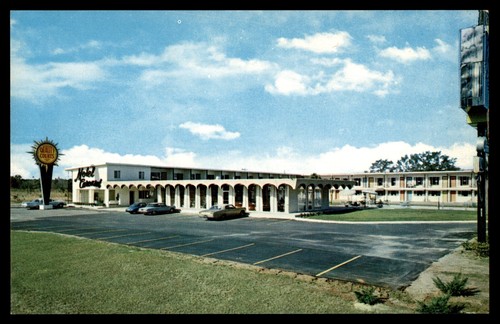 Vtg Postcard Dothan, AL - Carousel Motel & Restaurant, Exterior, Parking Lot UNP - Picture 1 of 2