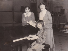 1923 Press Photo Twin Actresses and Dancers The Dolly Sisters with Betty Gulick