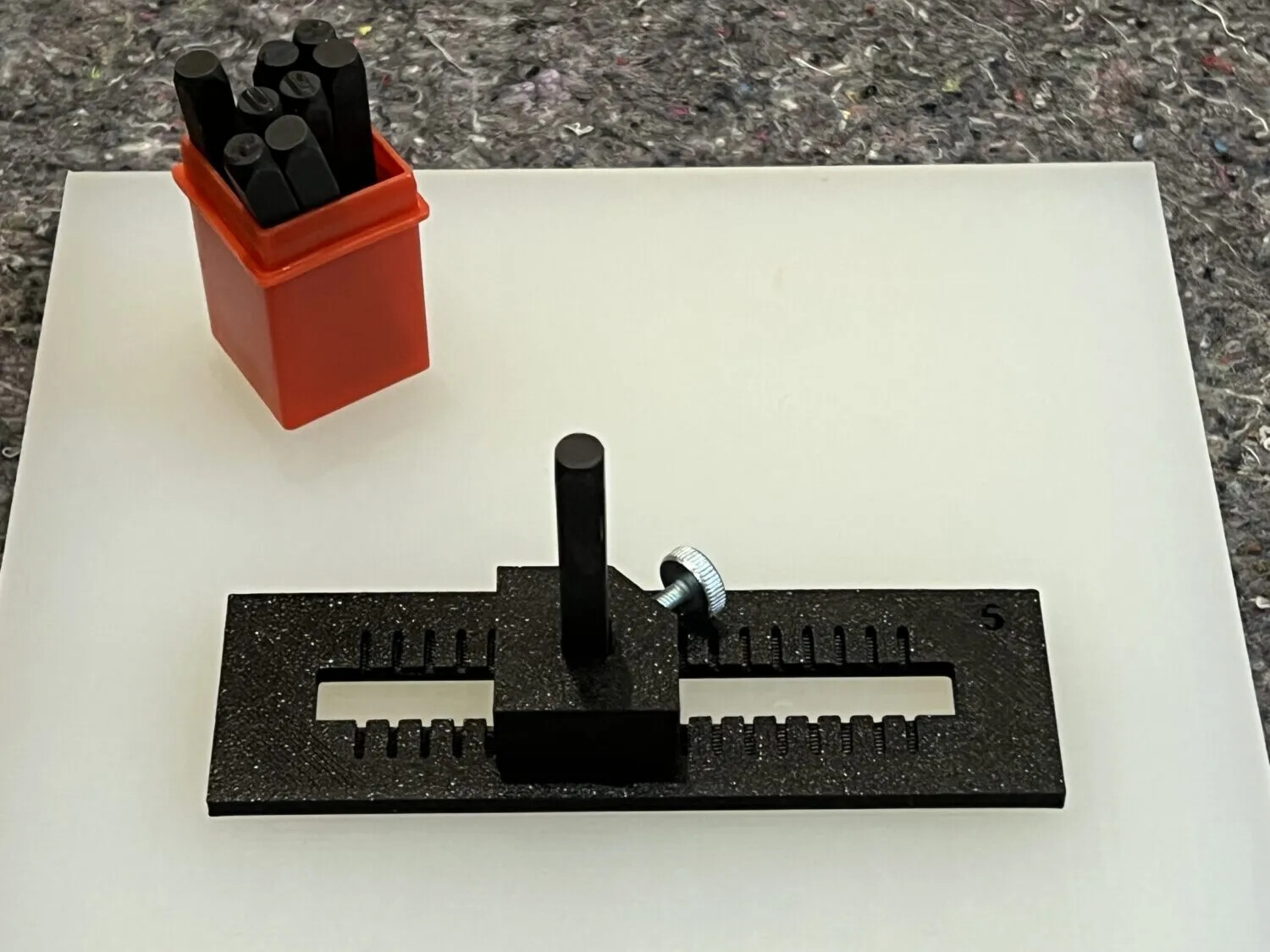 Outils pour aligner les poinçons à frapper pour lettres, chiffres, numéros etc