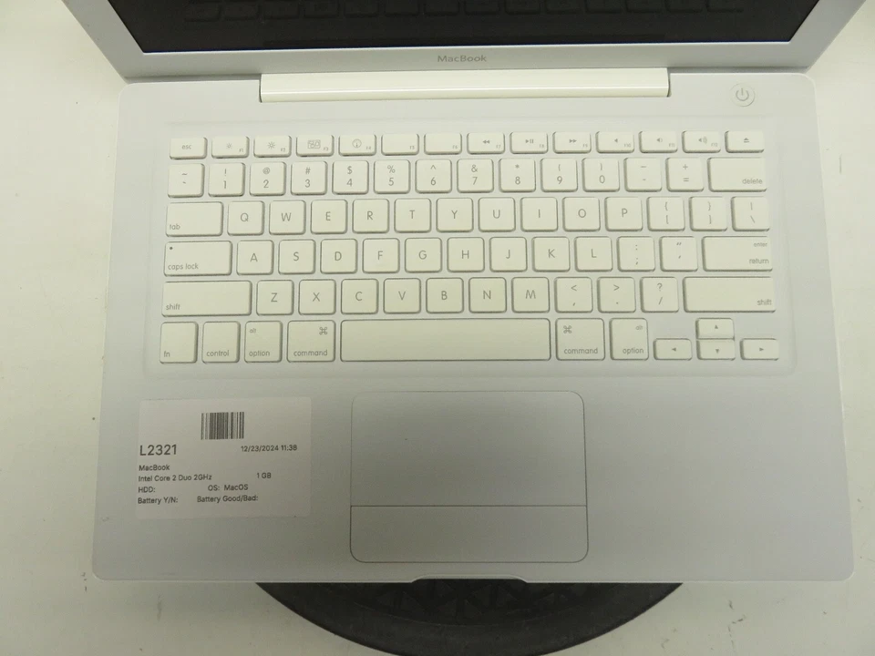 Apple MacBook A1181 13.3 Laptop Intel Core 2 Duo 2 GHz 1 GB NO HDD NO BAT - Image 2 of 4