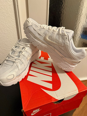 Nike P-6000 Damen Sneaker Weiß EU 44 UK 9 Low Top Schnürung atmungsaktiv
