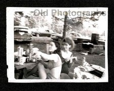 POLAROID OUT-OF-FOCUS WOMEN SEXY SWIMSUITS PICNIC CARS OLD/VINTAGE PHOTO-H690
