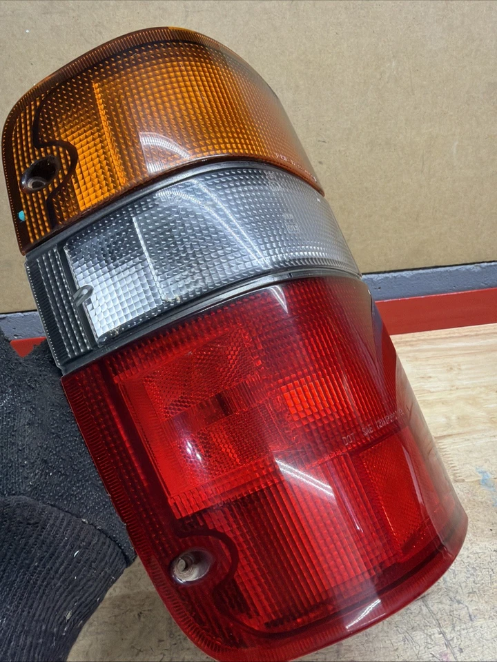 1992 - 1999 Isuzu Trooper Acura SLX OEM Factory Tail Light Left Driver 92-99 - Image 4 of 4