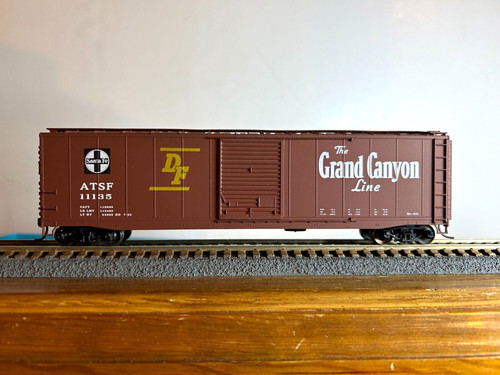 ACCURAIL #????  A.T.S.F. 50' AAR S.D. Box Car #11135 con Kadees y Metal Whls. 1:87 | Zustand: Used
