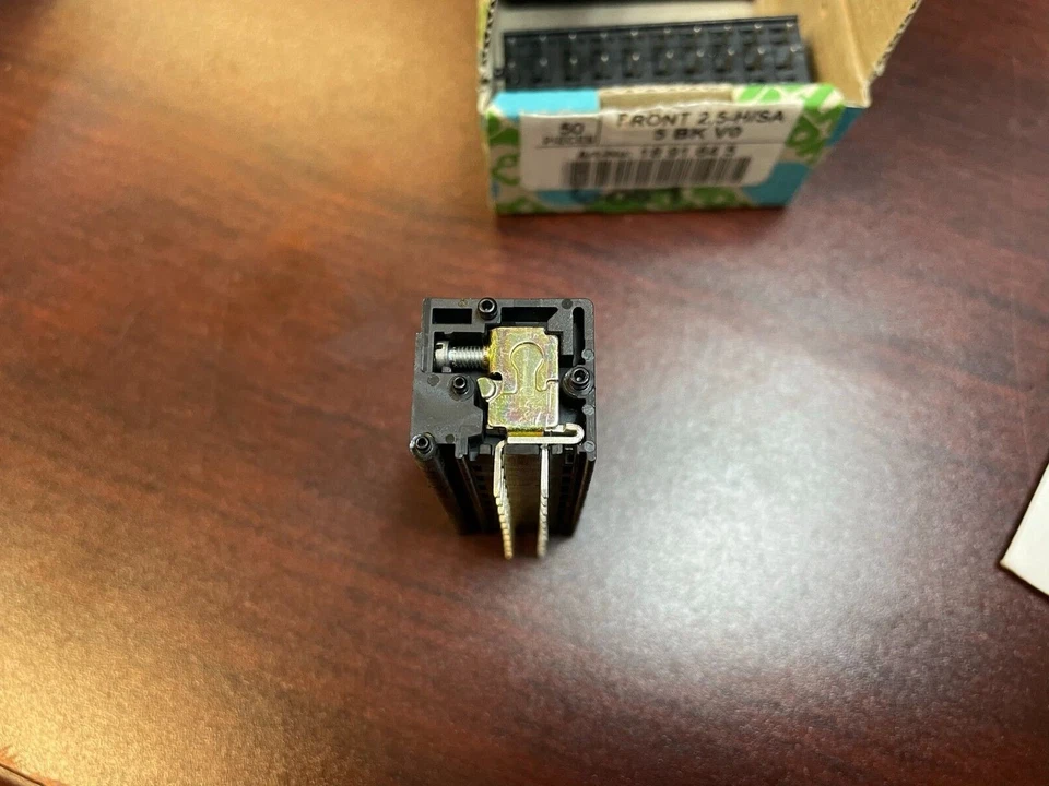 QTY-50 Phoenix Contact 1700008 / 1891645 1 Position Wire to Board FRONT2,5-H/SA5 - Image 3 of 4