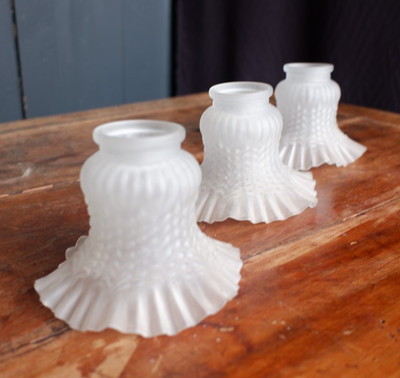 Vintage 3er Set Milchglasschirm weiß geformt viktorianischer Stil Bandkante