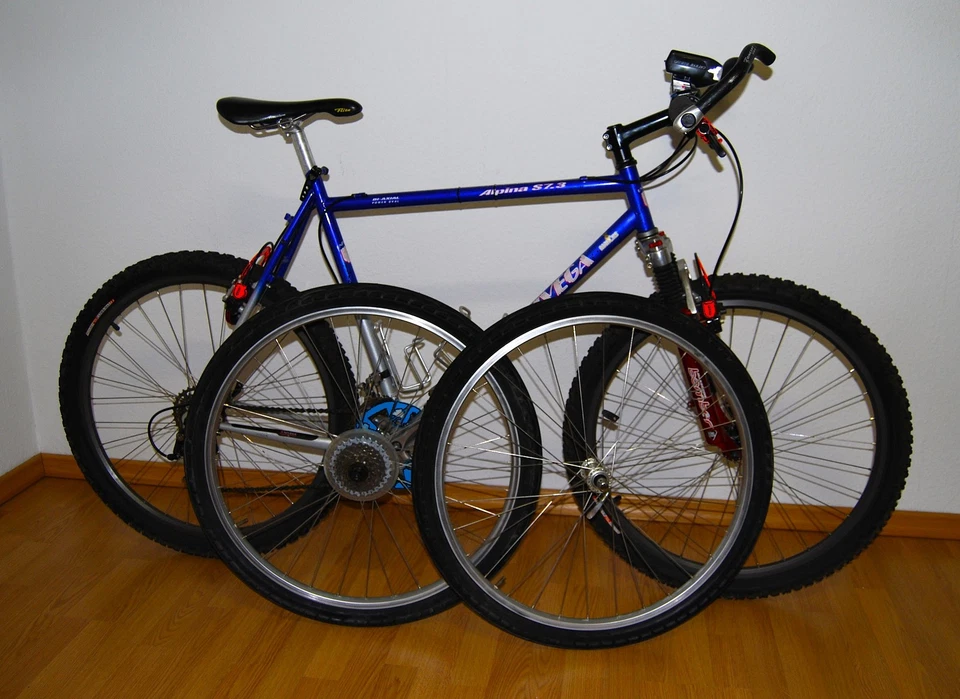 Mountainbike 26 Zoll UNIVEGA Magura-Bremse Federgabel Bomber-Z2