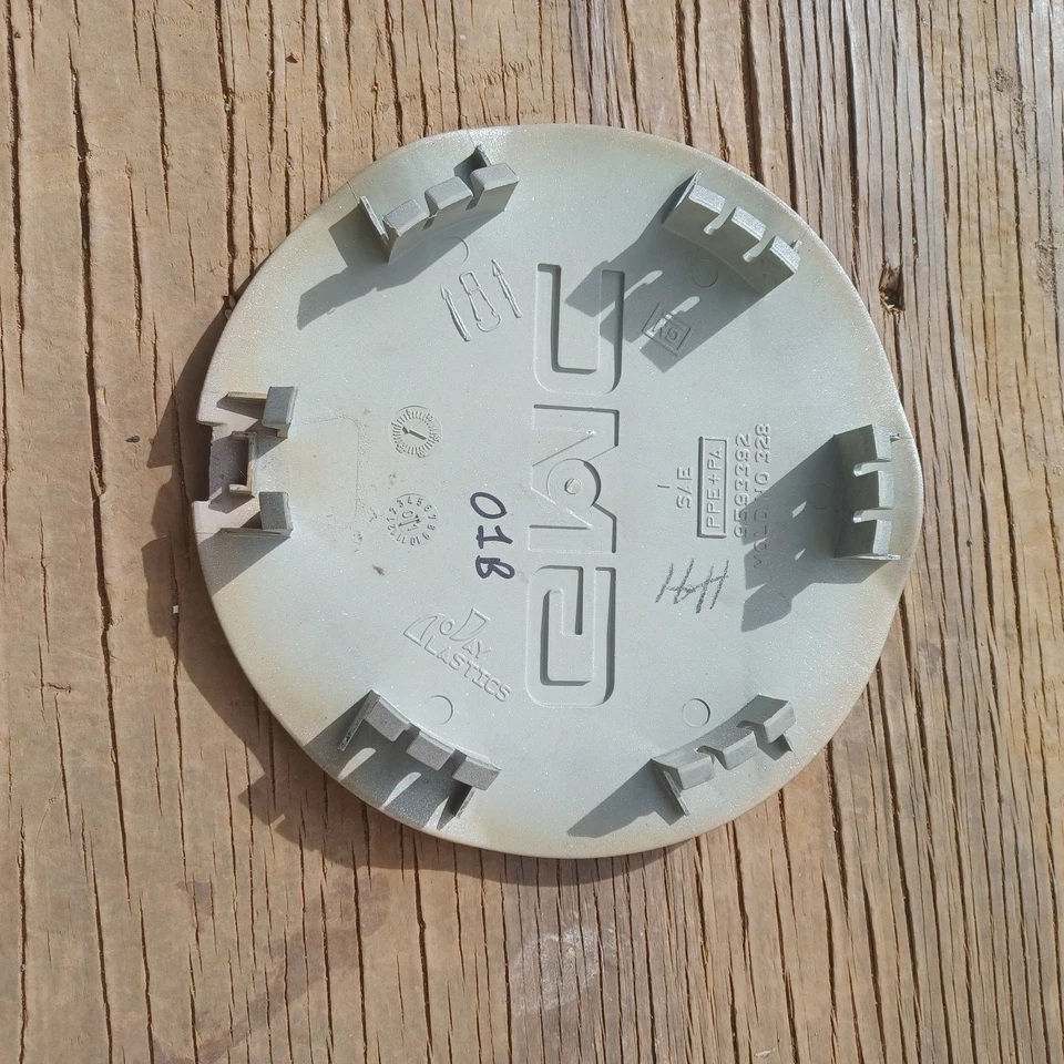 GMC Envoy, XL, tapa central XUV, logotipo de aluminio 2002-2009 parte # 9593392 repintado Foto 3 de 3