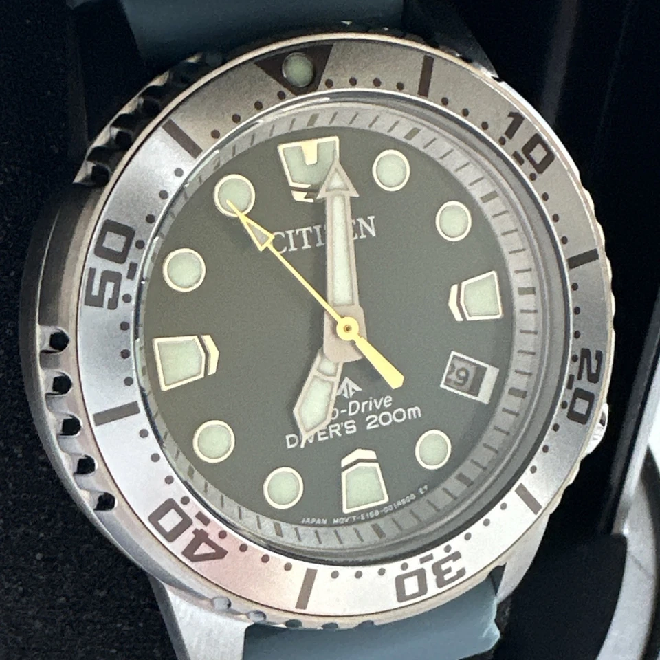 Reloj Citizen Mujer Indicador de Fecha de Buceo Eco-Drive Azul Claro 36MM EO2027-09L Foto 2 de 4