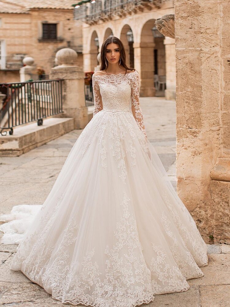 Luxury Princess Lace Wedding Dresses Off Shoulder Buttons Embroidery Bride Gowns Luxury Princess Lace Wedding Dresses Off Shoulder Buttons Embroidery Bride Gowns