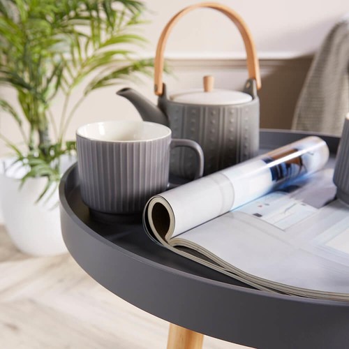 Mesa auxiliar redonda con detalles café muebles de salón modernos borde labio gris - Imagen 3 de 5