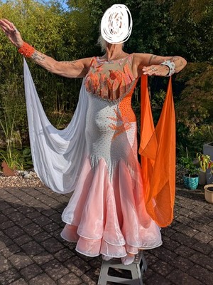 Standard Turnierkleid in orange/weiß, Gr. 38/40, sehr guter Zustand!