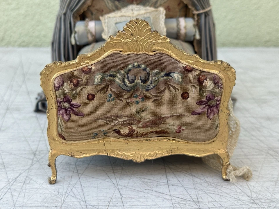 Muebles de cama antiguos de estilo victoriano en miniatura para casa de muñecas con dosel elegantes RARO Foto 2 de 4