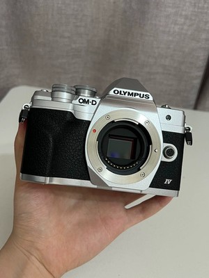 Reconditioned Olympus OM-D E-M10 Mark IV Mirrorless Camera Silver ( Body Only)