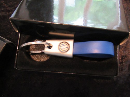 VW Volkswagen Schlüsselanhänger Metall Silikonschlaufe blau NEU OVP - Picture 3 of 3