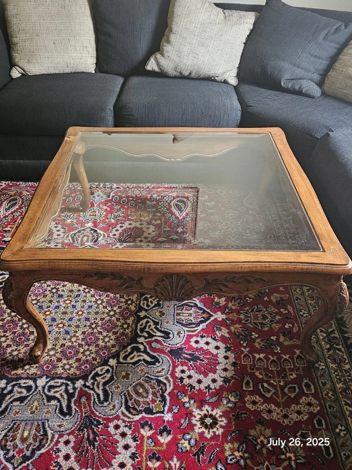 Винтажный французский антикварный дубовый журнальный столик в стиле рококо с резной рамой и скошенной стеклянной поверхностью - Изображение 4 из 4