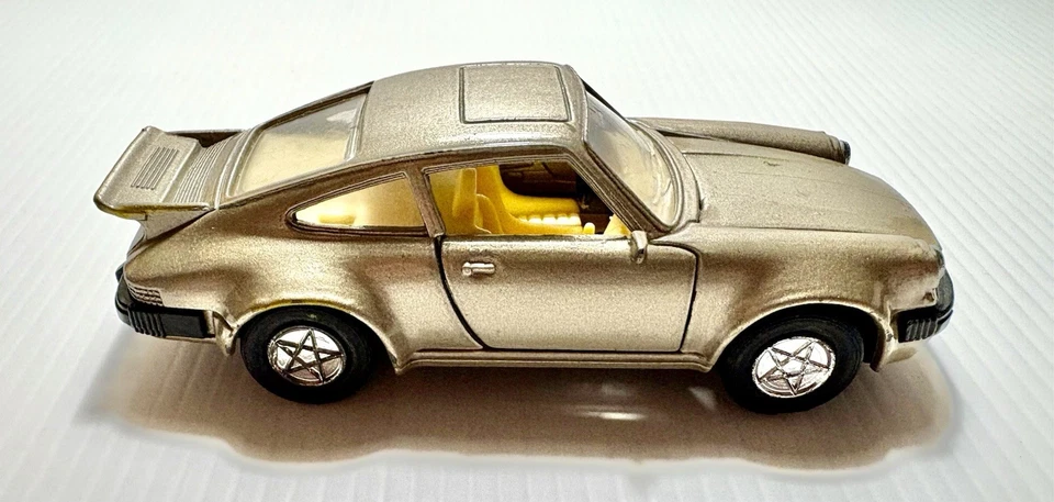 Porsche 911 TT-102 PullBack Action funciona 1:38 capó/puertas neumáticos de goma abiertos Foto 3 de 4