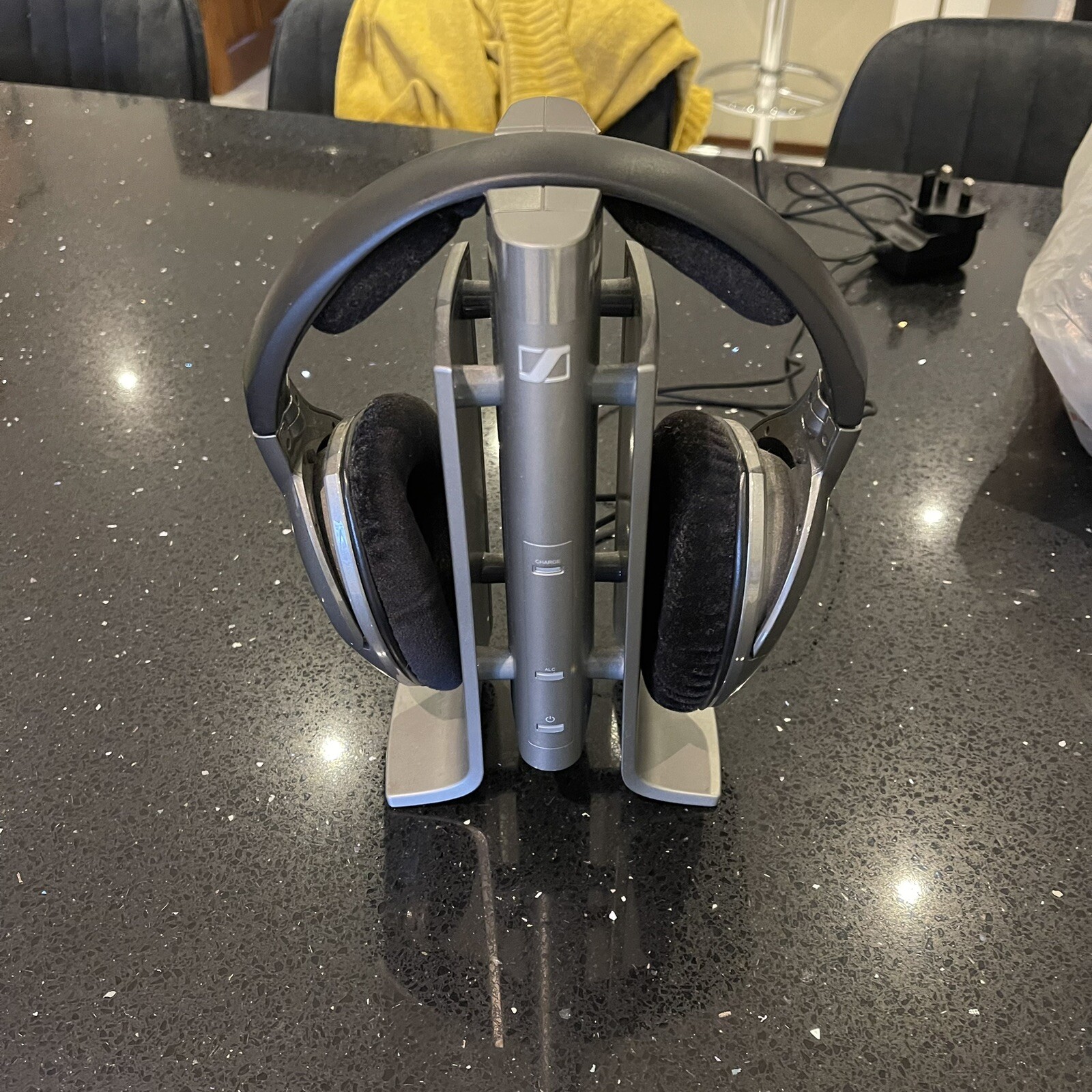 Sennheiser HDR 180  Digital RF Wireless Headphones Charging Stand No Batteries image 2