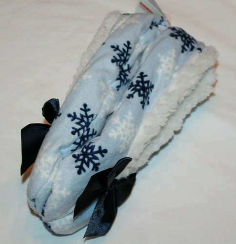 Ladies' Snowflakes w/ Navy Blue Bow Cozy Fleece Slipper Socks One Size - Picture 2 of 3