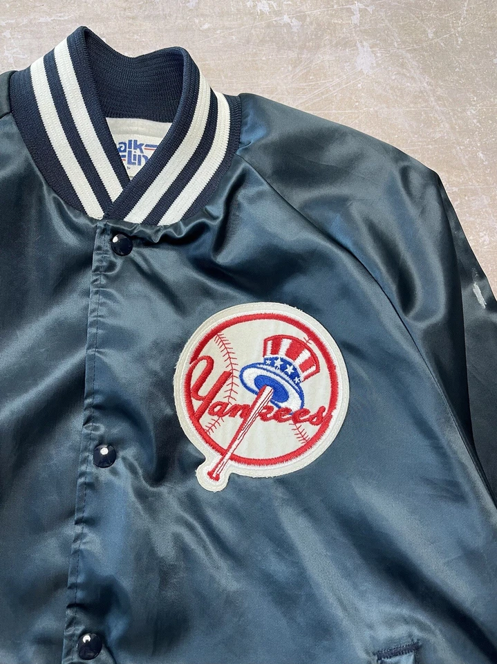 Chaqueta de satén vintage de los años 90 New York Yankees línea tiza (talla grande) hecha en EE. UU. Foto 2 de 4
