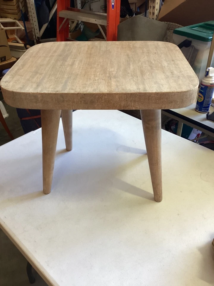 Mesa auxiliar/acentro vintage de madera 16” de alto 18” x 15” firmada. Tono Beige Foto 3 de 4