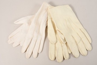 C72G12 2 Pairs Vintage Gloves Cream 1x Leather Size 8 1/2