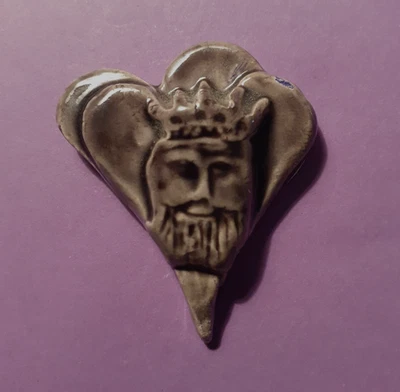 FÈVE CŒUR ROI céramique grise Haut 4,6cm production MAURIN 1988 - Photo 1/2