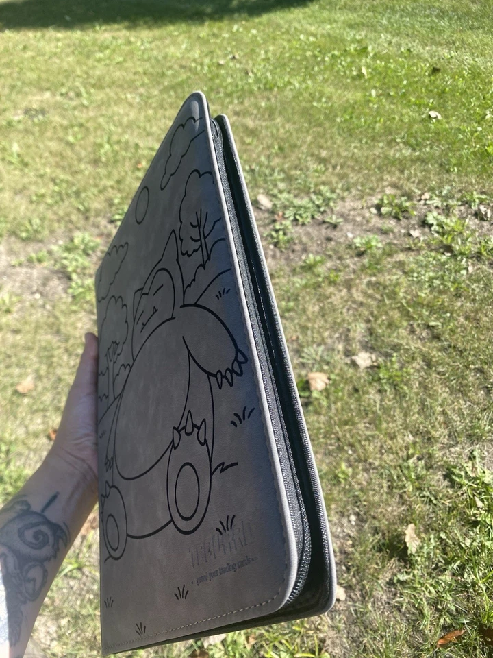 Carpeta grabada láser Pokémon Snorlax/¡Hecha a pedido! Grabado/Enviado en EE. UU. Foto 2 de 4