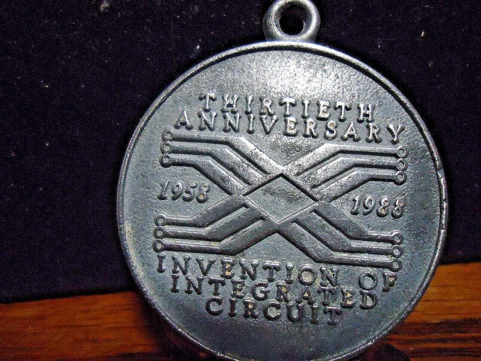 TEXAS  INSTRUMENTS 30th ANNIV.Jack Kilby 1958-1988-INTRGRATED CIRCUIT MEDALLION - Image 2 of 4