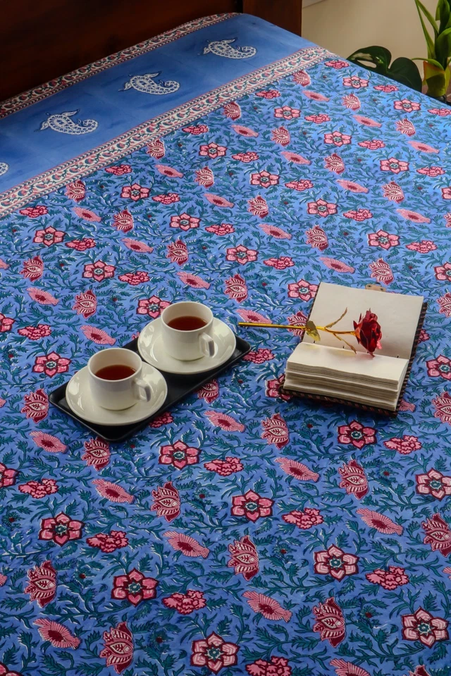 Funda de cama de algodón con estampado floral a mano en azul y rosa Foto 2 de 4