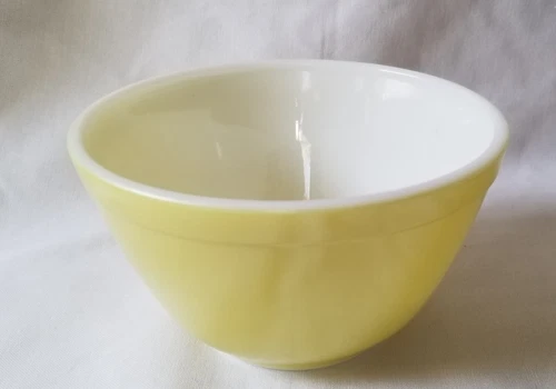 VINTAGE PYREX VERDE (GREEN) YELLOW 1 1/2-pint 5 3/4-inch MIXING BOWL 1967-1972