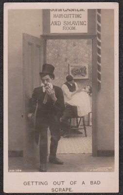 1910 FRISEURSALON BAMFORTH ECHTFOTO COMIC POSTKARTE HAARSCHNITT RASUR