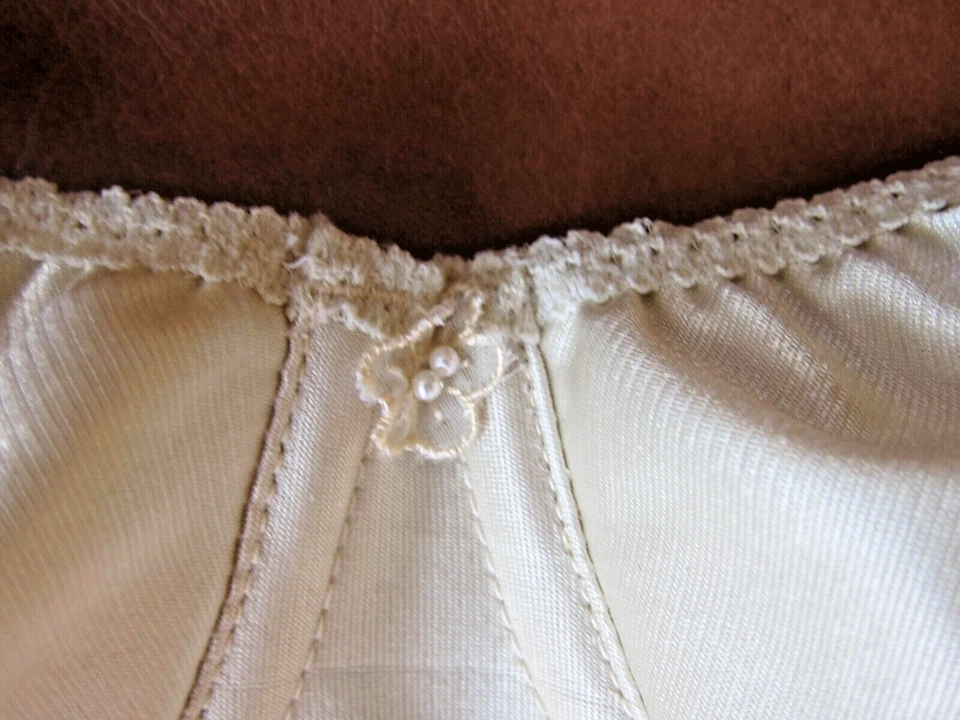 Vintage NWOT Carnival Surprise 38B Strapless Underwire Unlined Bra Light Beige - Image 3 of 4