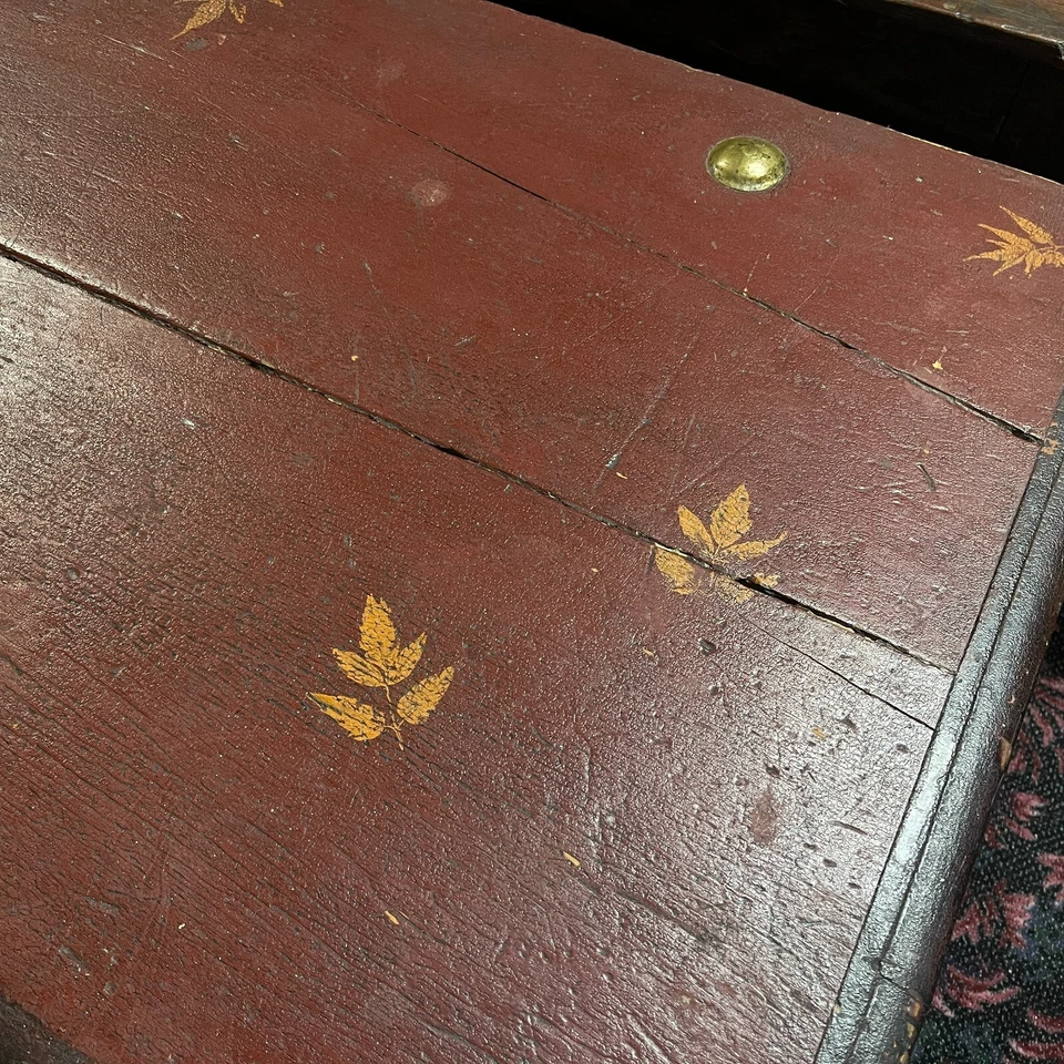 Inusual cofre manta decorada con pintura continental del siglo XVIII/XIX sobre soporte Foto 4 de 4