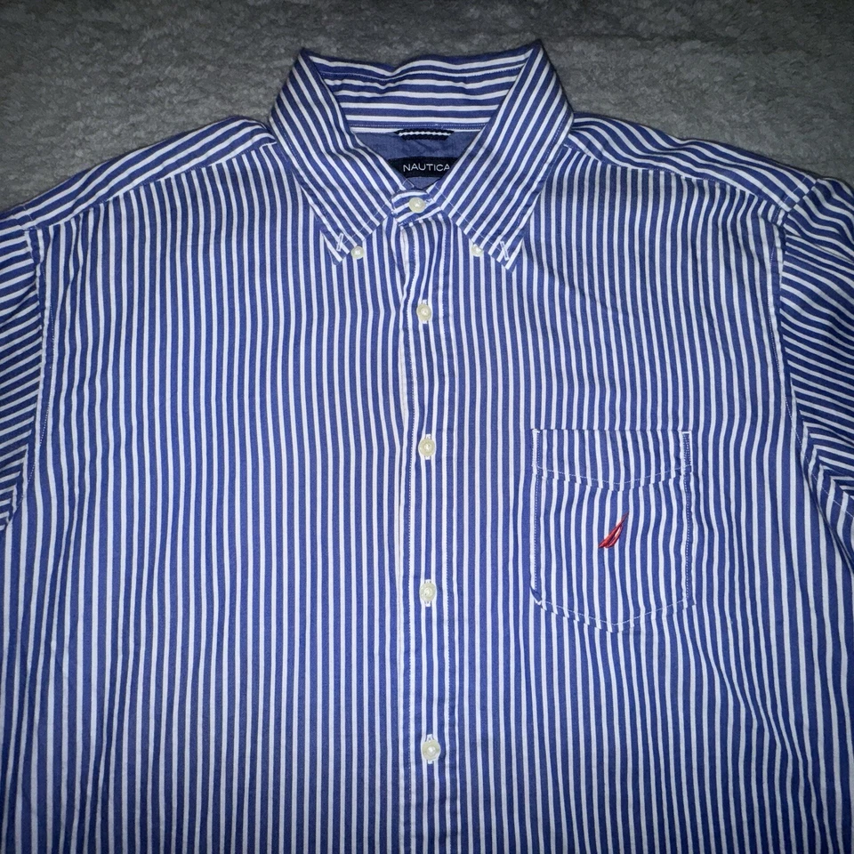 Camisa Nautica Para Hombres XL Azul Blanco Rayas Bolsillo Abotonado Velero Logo Informal Foto 2 de 4