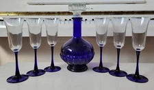 COBALT BLUE ROUND BUBBLED DECANTER WITH SQUARE STOPPER AND 6 LUMINARC GOBLETS