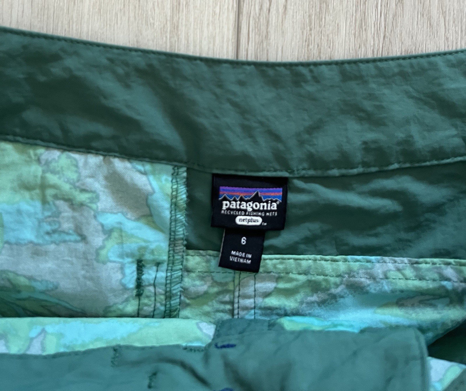 Patagonia Women's Wavefarer Boardshorts Floral Print 76594 Women’s Size 6 thumbnail 2