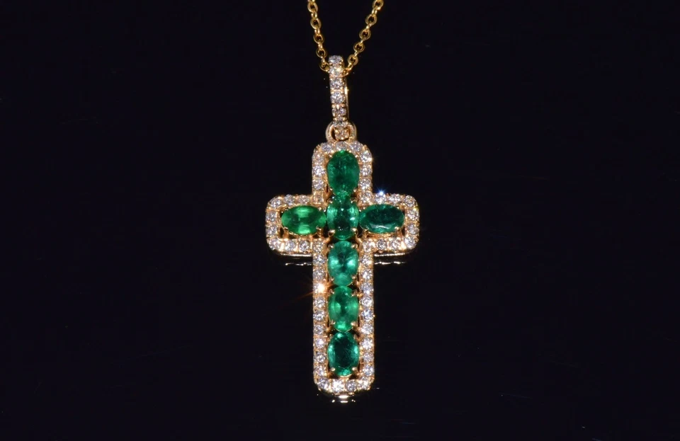 Colgante en forma de cruz esmeralda verde simulada de corte ovalado enchapado en oro amarillo de 14 k Foto 3 de 4