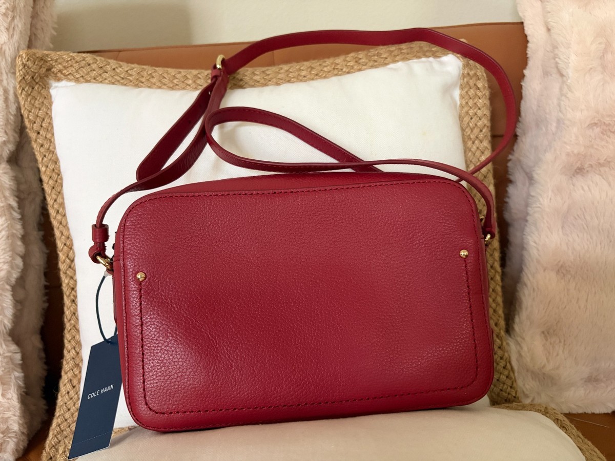 【美品】COLE HAAN GO TO ワーク バッグ サファリ Cole Haan Go Anywhere Leather Crossbody Camera Bag w/ Gold Accent