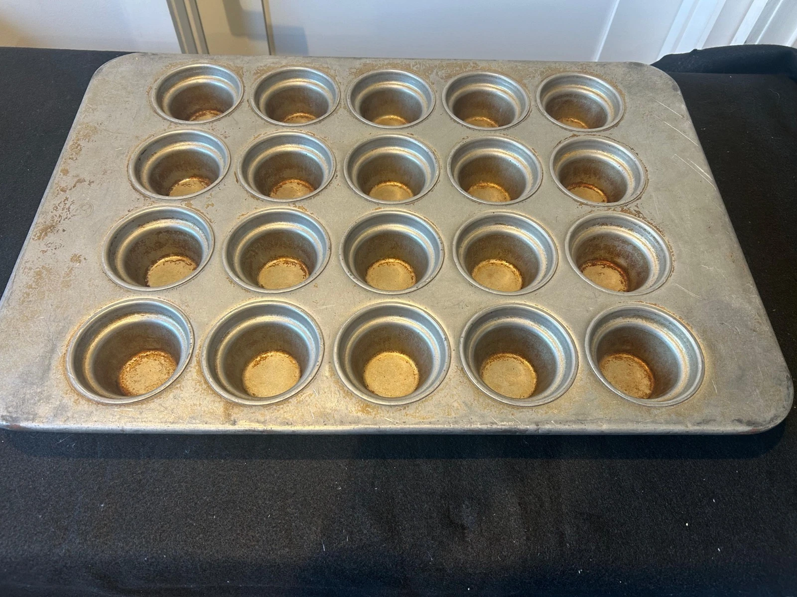 Commercial 20-Cup Muffin Pan | Heavy Duty Aluminum Bakeware | Standard Size
Opens in a new window or