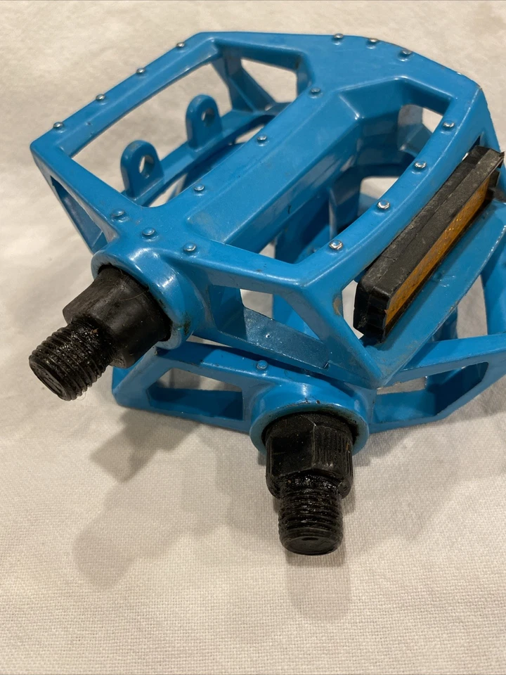 Pedales de bicicleta de ciclismo VP Junior para niños negros 1/2” aluminio acero eje azul usados H/I Foto 4 de 4