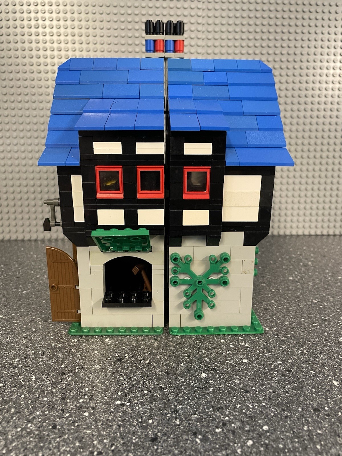 LEGO Castle 3739 Blacksmith Shop . 100 % Complete Set w / very nice minifigs
