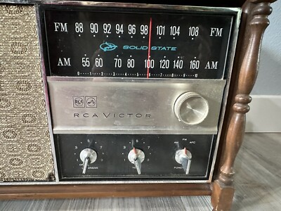 Vintage (1965) RCA Victor Vacuum Tube AM/FM Radio Model RGC37L