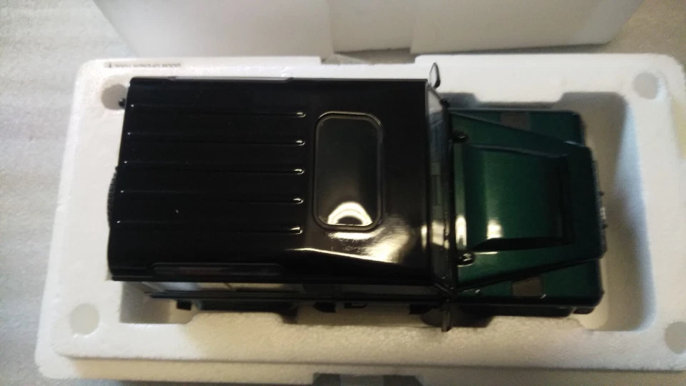 Land Rover Defender 90 - Aintree Green  1/18 Kyosho 08901G - Immagine 2 di 4