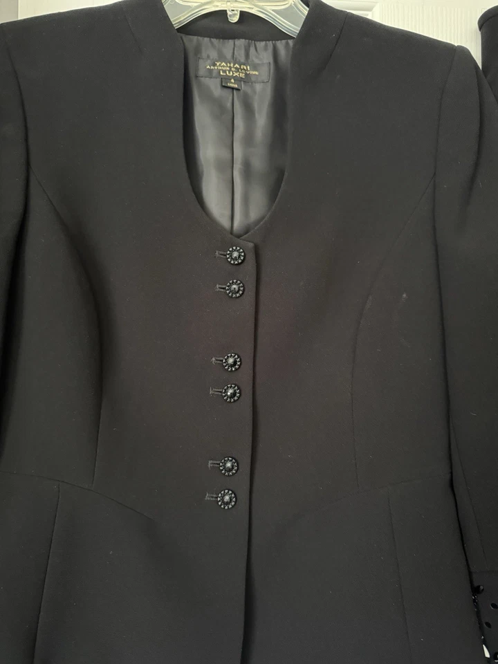 Falda Traje Formal Tahari Talla 4 - Evento Especial/Noche/Boda - Encaje y Joyas Foto 2 de 4