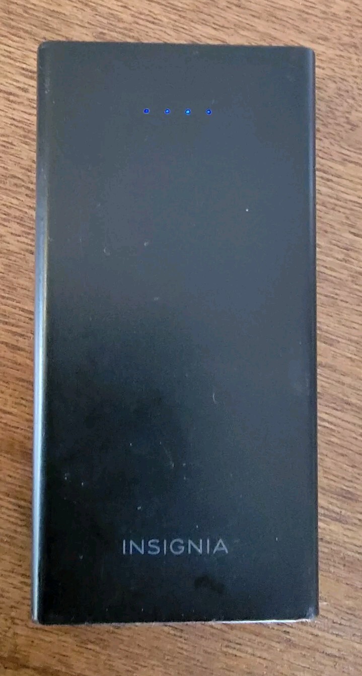 Insignia NS-MB8002 8000mAh Portable Power Bank with Dual USB Ports - Black