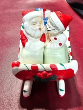 Vintage  1950's Lipper Mann Kissing Santa's  Sleigh Salt & Pepper Shakers Japan