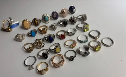 Lot of vintage costume jewelry rings various sizes