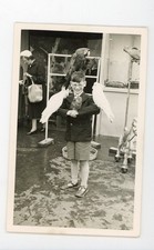 Foto De Colección Niño Cubierto de Guacamayos Loros Cacatúas Espectáculo de Aves Instantánea Divertida