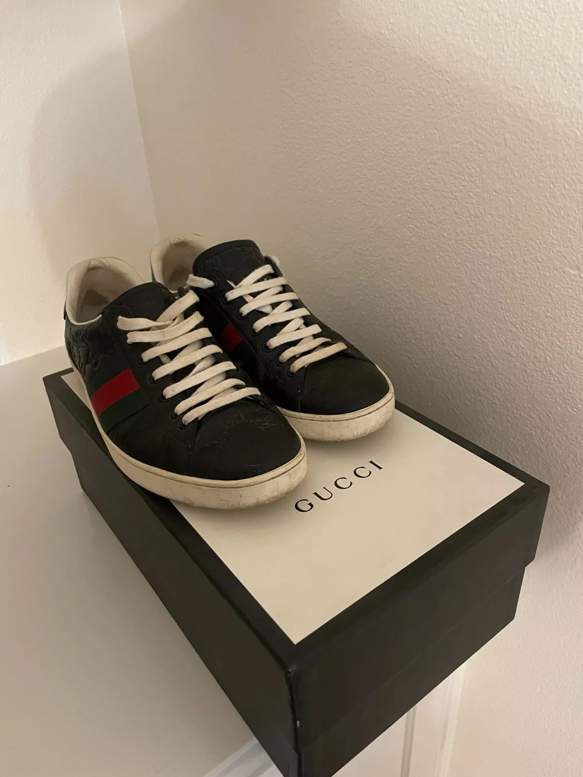 GUCCI ACE « LOGO NOIR EN RELIEF » Signature 386750 CWCG0 1070